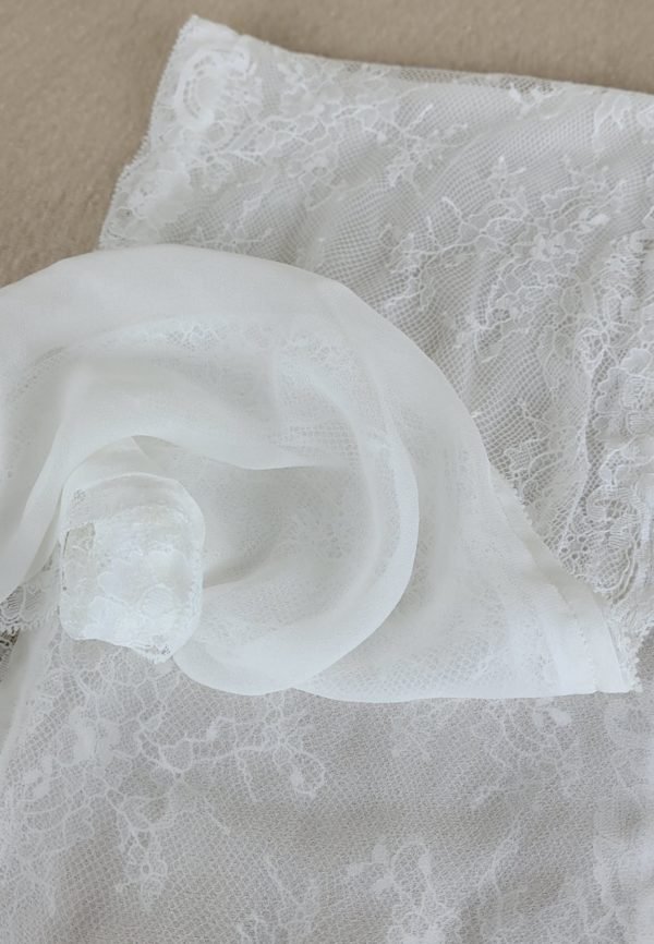 Écharpe mousseline de soie blanche et dentelle de Calais 137x20cm – Image 2