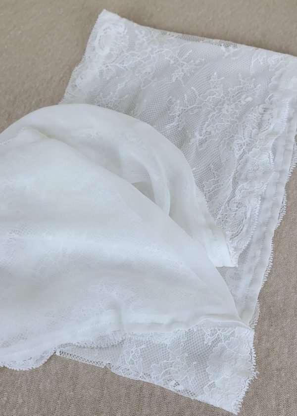 Écharpe mousseline de soie blanche et dentelle de Calais 137x20cm – Image 3