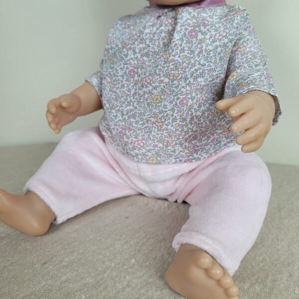 Pantalon, chemise et bonnet pour poupon (42cm), velours et liberty – Image 2